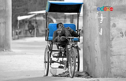 A cycle rickshaw puller sleeps by the roadside during the nationwide lockdown in Ajmer on Friday (Pic: ANI/Edexlive)