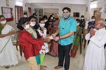 Young girls of shelter home hand over cheque to district collector as contribution to CMDRF
