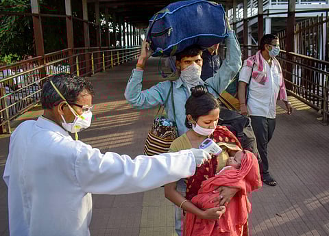 Migrants undergo thermal screening after arriving at Praygraj railway station from Bhubaneswar (Pic: PTI)