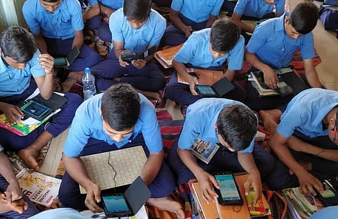Children learning on STEPapp