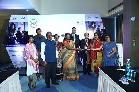 Ritu Gupta hands over an award to one of the representative of AP Model School (Pic: Dell Technologies)