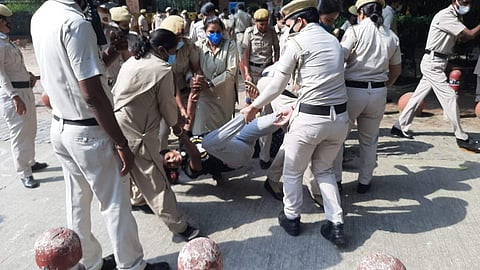 Delhi Police takes students into custody (Pic: Sourced)