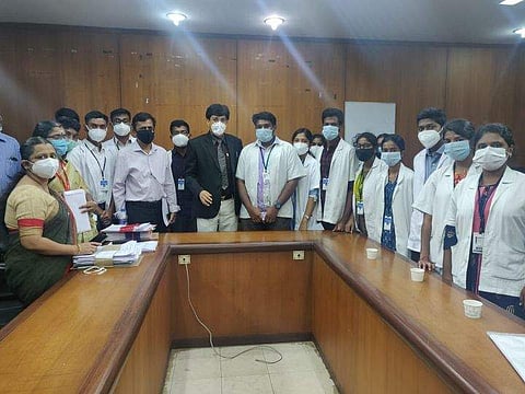 The medical students with Health Secretary
