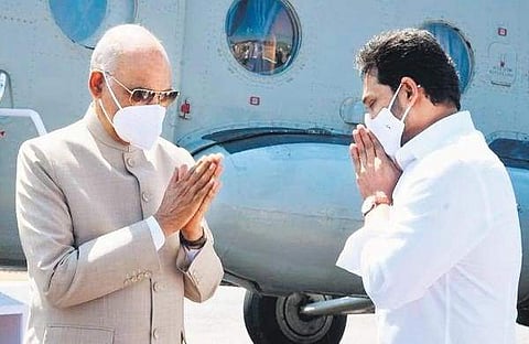 Chief Minster Jagan Mohan Reddy greets President Ram Nath Kovind at Madanapalle in Chittoor district on Sunday