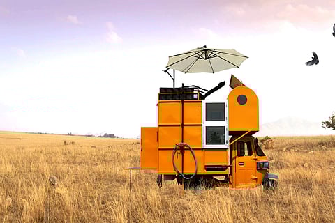 SOLO: 01- house atop auto-rickshaw (Pic: Arun Prabhu)