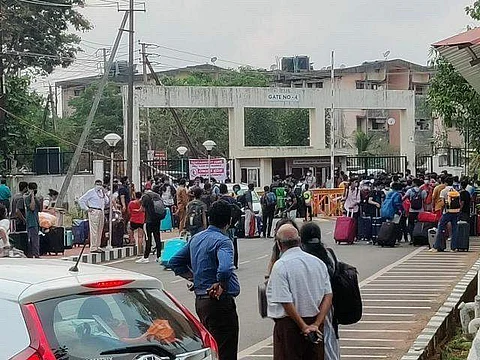 Students trying to leave from the campus (Pic: Sourced)