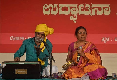 Basavalingayya Hiremath and his wife, Vishweshwari Hiremath performing Janapada songs (Pictures: Basavalingayya)