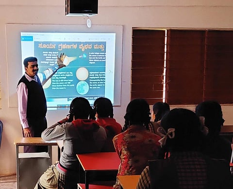 Channappa teaching Science concepts in a smart class (Pictures: Channappa KM)