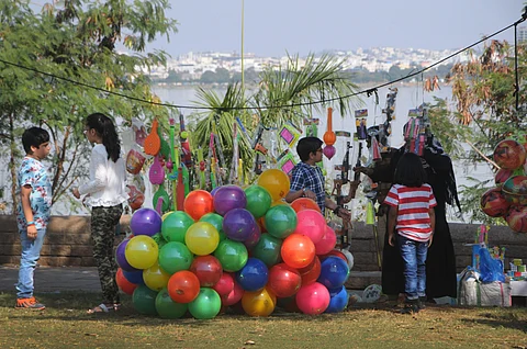 File photo of children purchasing toy guns for representational purposes only | (Pic: Edexlive)