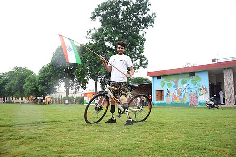 This 25-year-old from Amritsar celebrated #HarGharTiranga by cycling with prosthetic legs and sets a record! 