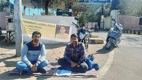 Tanmay Shukla and Manu Baig on an indefinite dharna | (Pic: Tanmay Shukla)