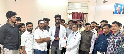 Picture of RIMS JUDA President Dr Arun Voruganti receiving letter from the Director Dr Jaisingh Rathod on December 16