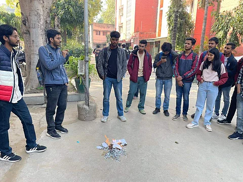 Draft of New Assessment Policy burnt by DU students | (Pic: Sourced)