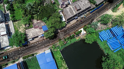 The 1,500-feet, COVID-19 street art that used the idea of the labyrinth or the Chakravyuh from the Mahabharata, emphasising on aesthetics and practicality to maintain social distancing | (Pic: VBridge