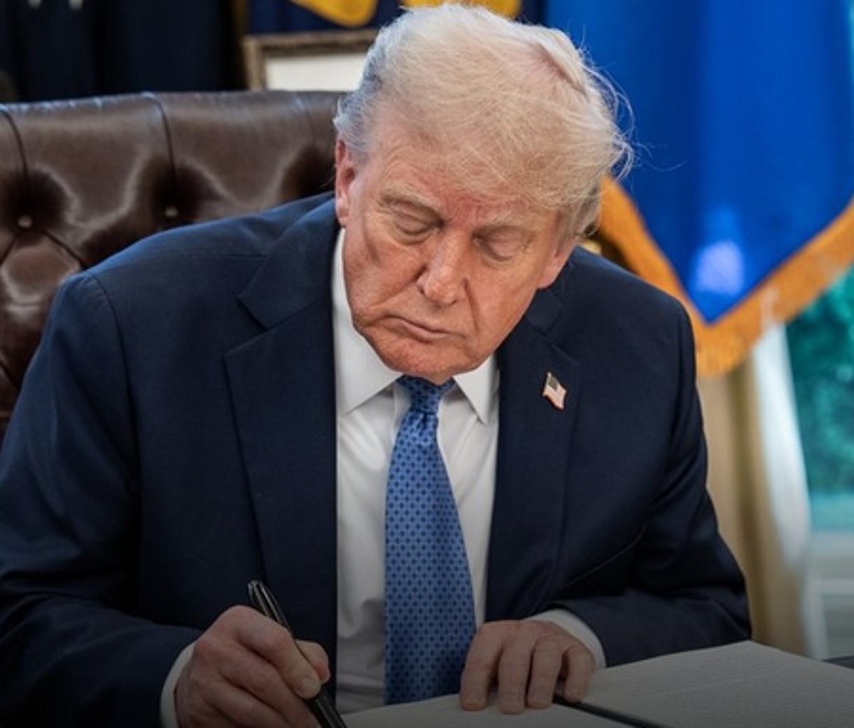 President Trump signs order intended to stabilise college sports